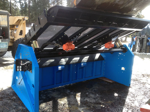 Flattened Screen deck of the topsoil screener SLG-108