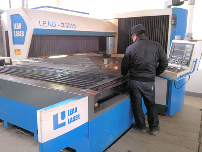 Steel plates for a topsoil screener