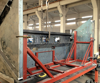 Jig for a topsoil screener